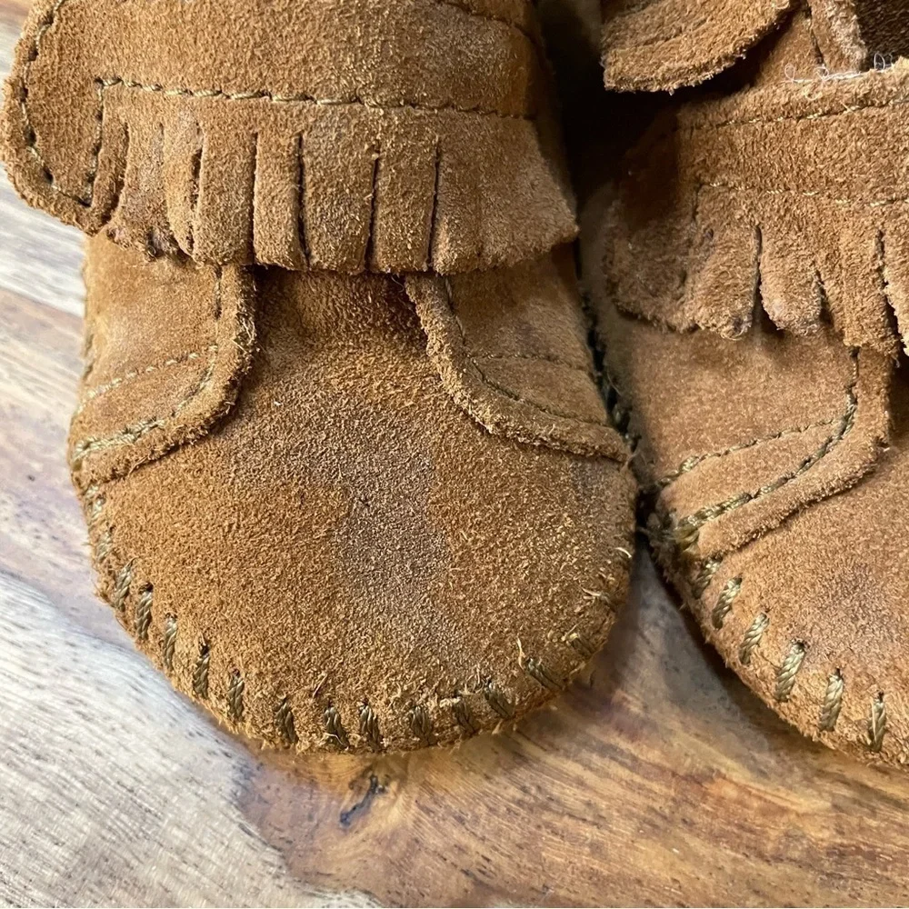 Minnetonka Moccasins 1122 - Infants Front Strap Bootie - Brown Suede C5‎